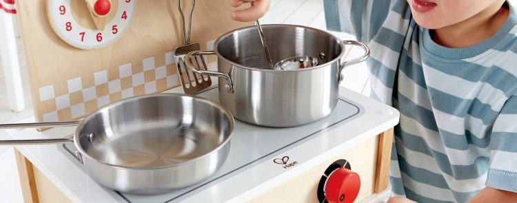 nino jugando a la cocina