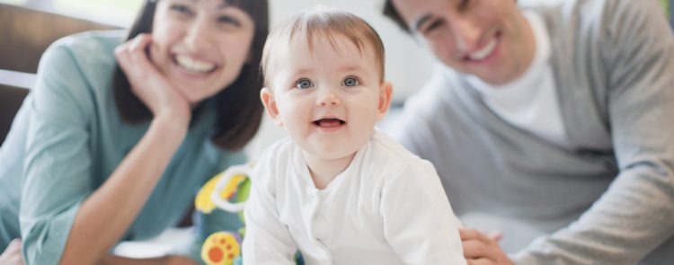padres criando bebe