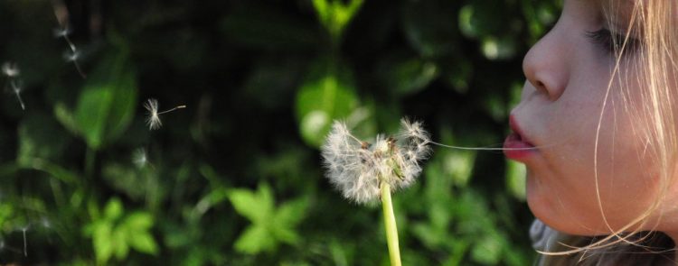 nina jugando naturaleza
