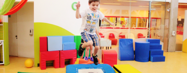 nino haciendo ejercicio