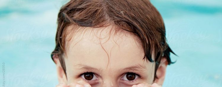 nino en la piscina