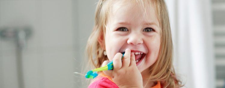 nino y dientes