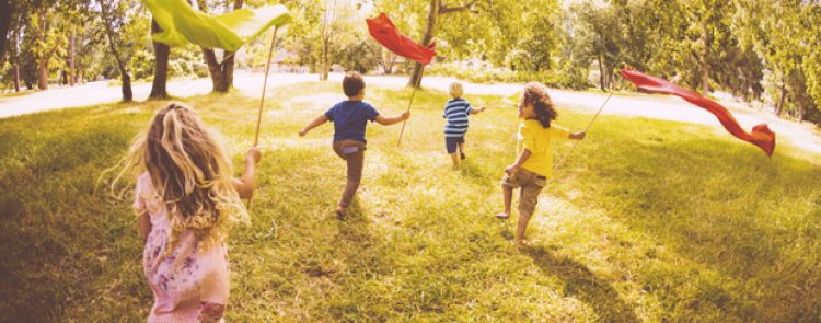 ninos jugando afuera