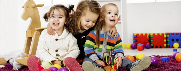 Niños jugando con juguetes