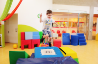 nino haciendo ejercicio