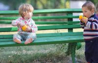 ninos comiendo naranja