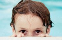 nino en la piscina
