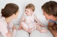 bebe con padres