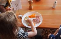 ninos comiendo