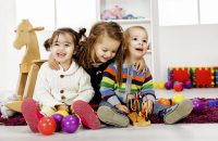 Niños jugando con juguetes